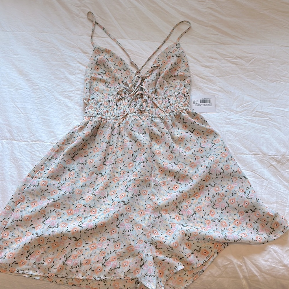 Daisies daisy shoppe adorable women’s romper with pockets. Size small. NWT